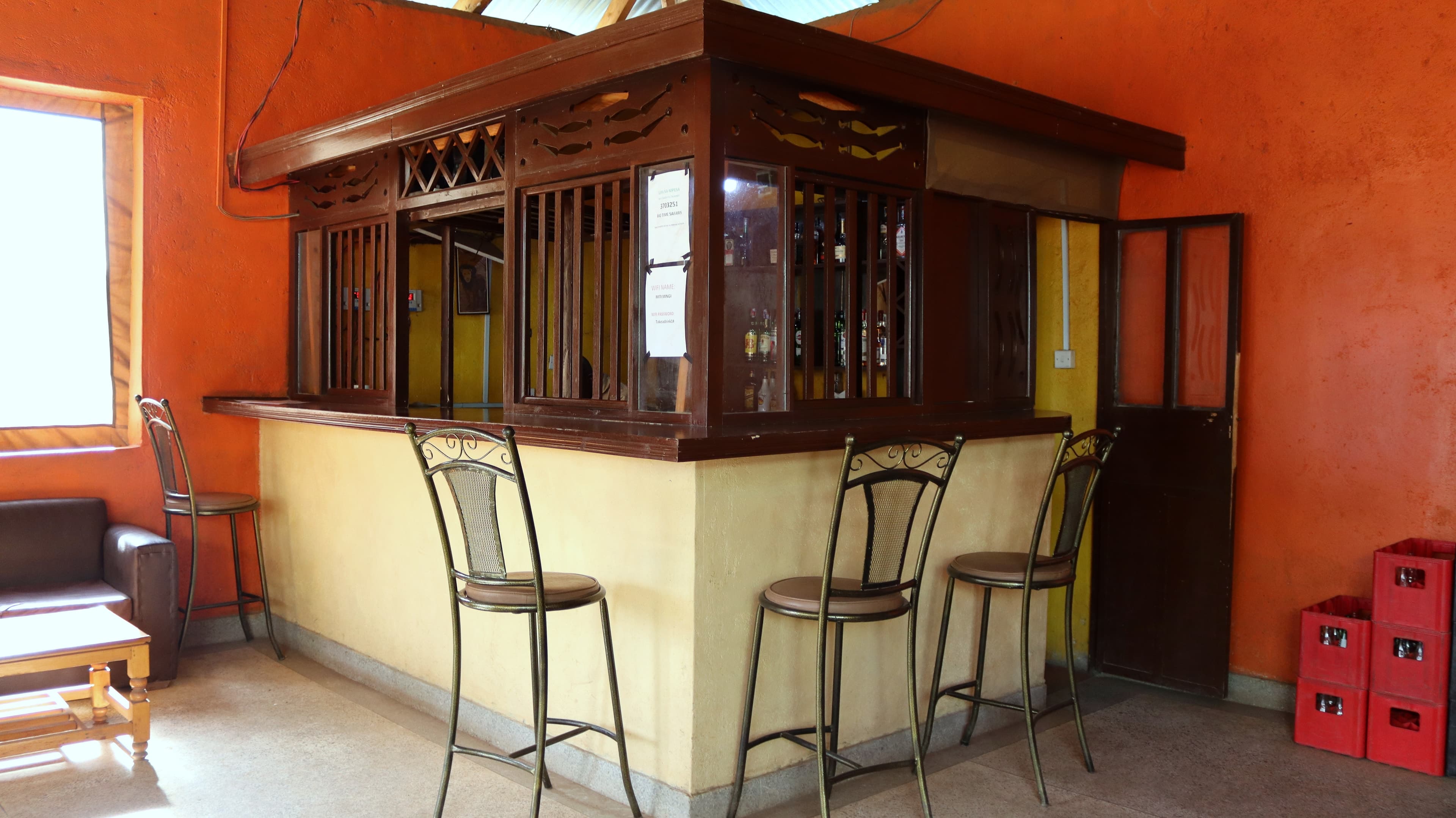 The bar counter and stools at Miti Mingi Eco Camp